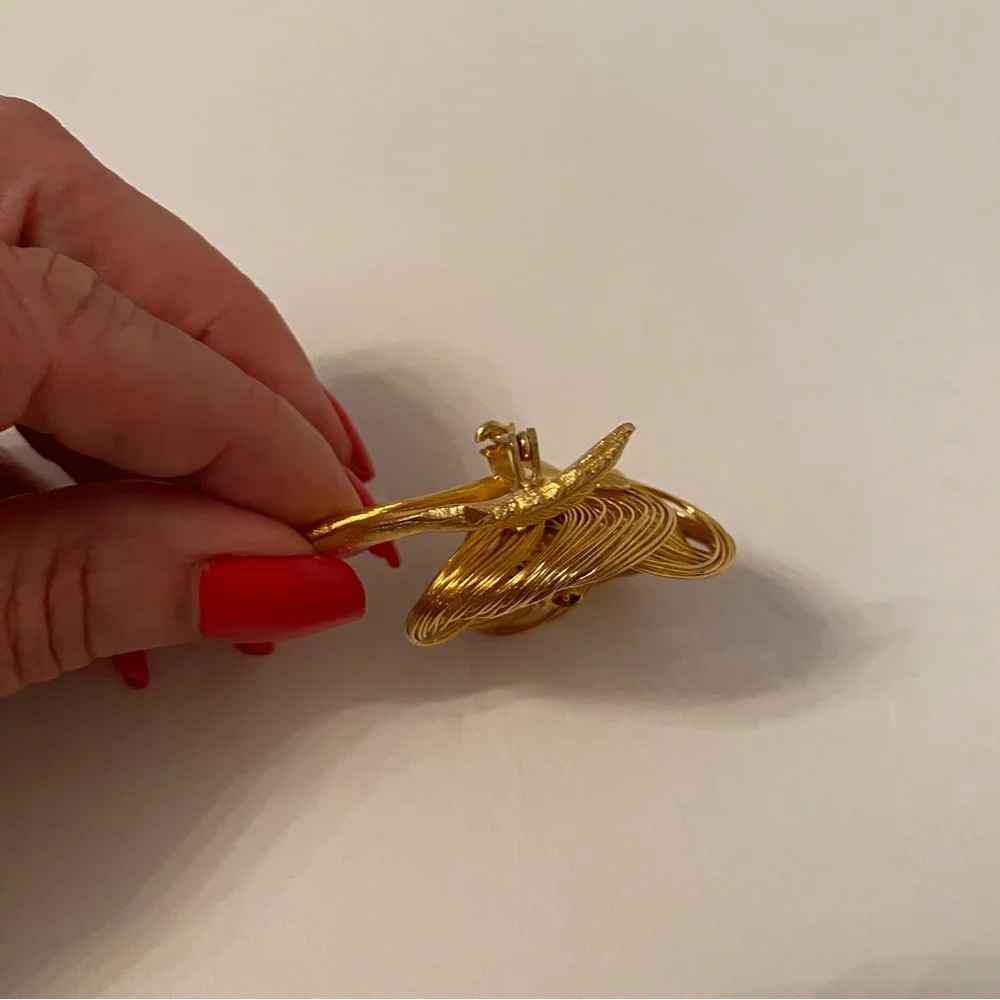 VINTAGE BROOCH GOLD TONE WIRE WRAPPED FLOWER COLORED RHINESTONE CENTER